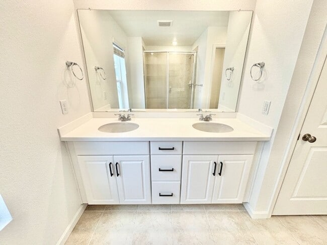 Building Photo - SECOND MONTH FREE RENT!