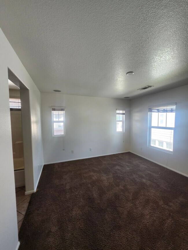 Building Photo - Chino 4 bedroom Beauty