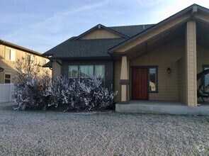 Building Photo - Stunning Townhome in South Heart
