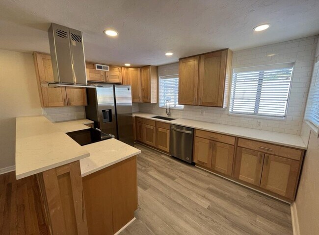 Building Photo - 3012 N Lee Ave