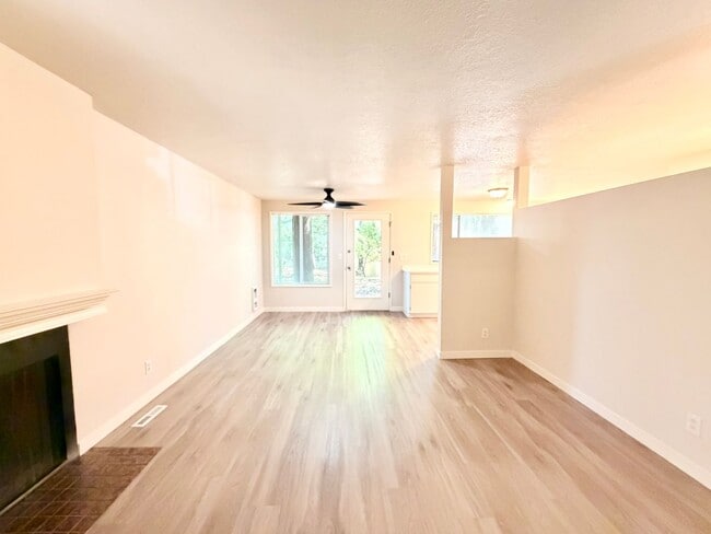Building Photo - 6951-6957 Montauk Circle