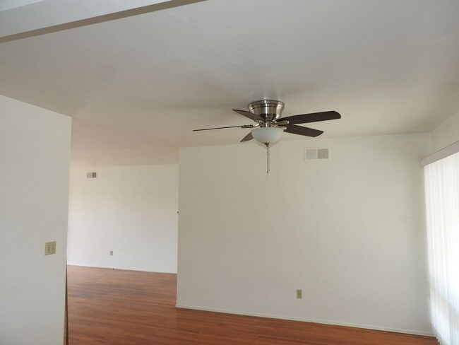 Building Photo - 3 Bedroom House in quiet neighborhood