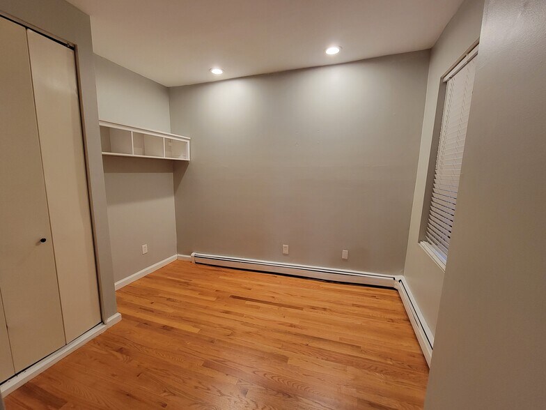 Building Photo - 390 Riverway