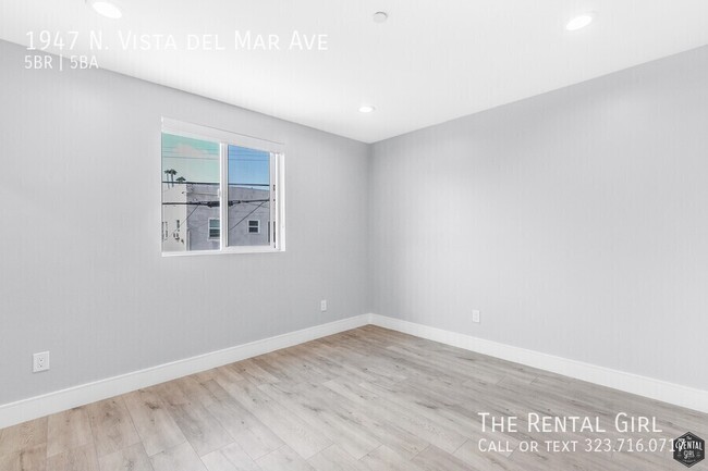 Building Photo - Hot-to-Go 5BR Townhome in Hollywood Dell w...