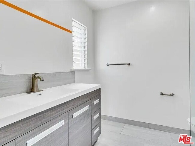 Building Photo - 1703 Kelton Ave