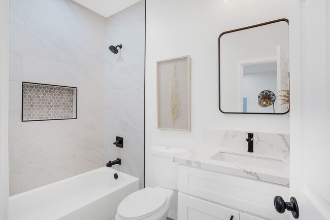 Building Photo - Beautiful Renovated 2 Bed/1 Bath Unit