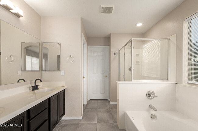 Building Photo - 3545 E Crescent Way