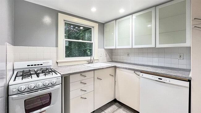 Building Photo - 1704 NY-9D