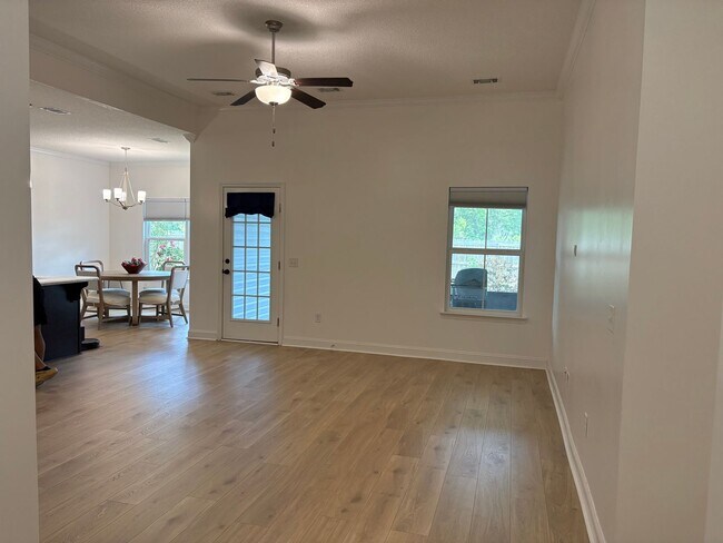 Building Photo - MOVE IN SPECIAL: $1000 OFF 1ST MONTH'S RENT!**
