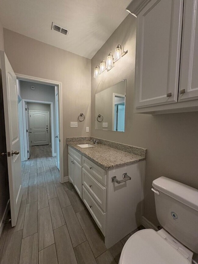 Building Photo - DCR602