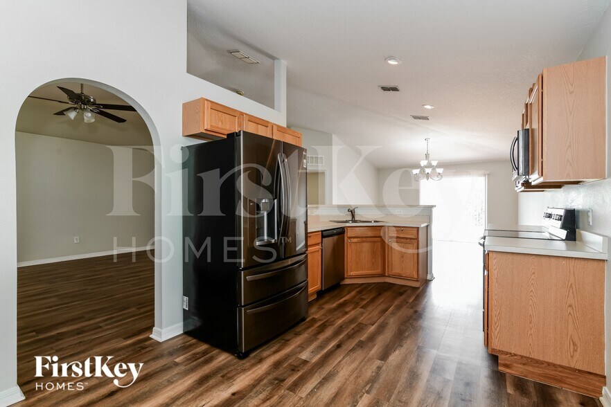 Building Photo - 5521 Sycamore Canyon Dr