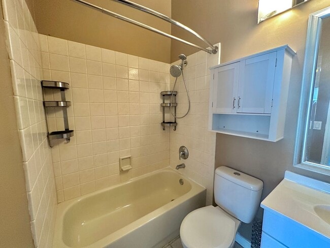 Building Photo - Spacious 2BR/2.5BA Townhome in Mill Run