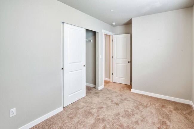 Building Photo - Newly Built 5BD 2.5BA in LSSD