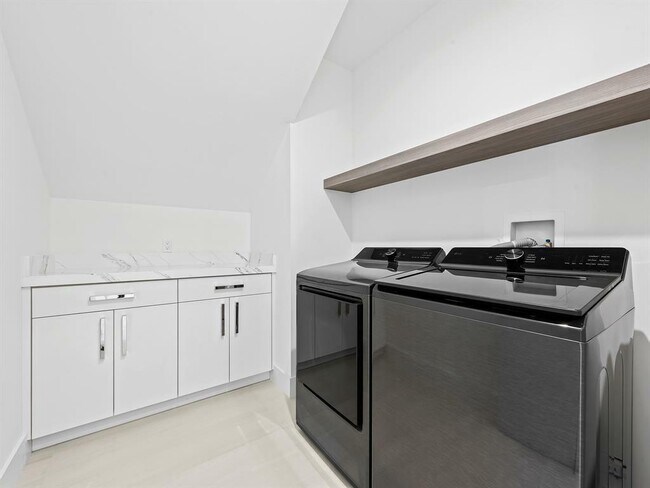 Building Photo - 2657 NE 34th St