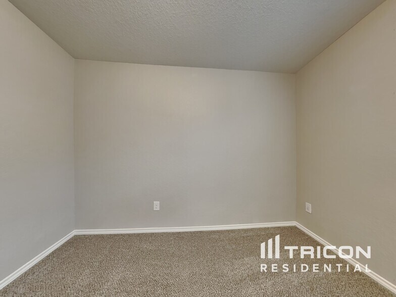 Building Photo - 221 Dylan Dr