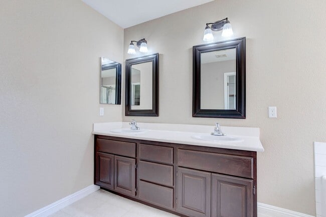 Building Photo - 809 Royal Birch Ln