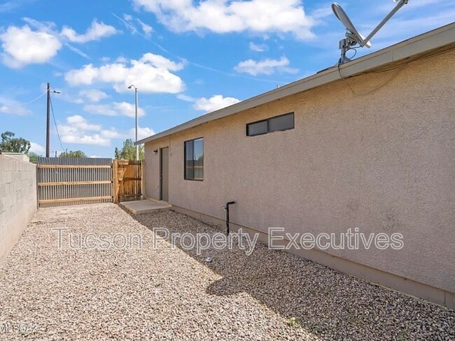 Building Photo - 1107 W Sonora St