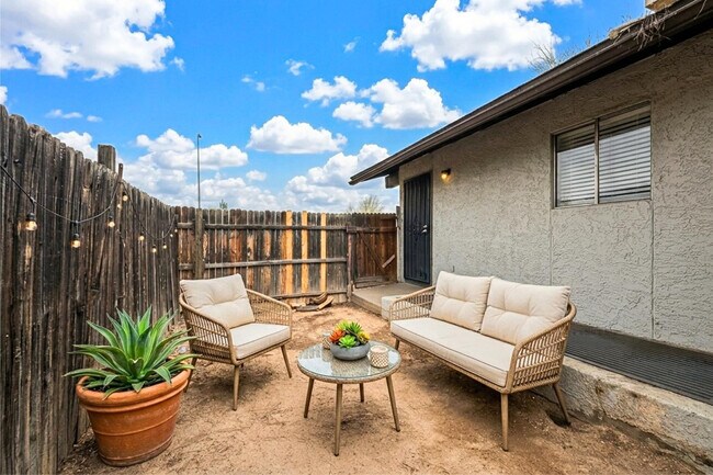 Building Photo - 719 W 1st Ave