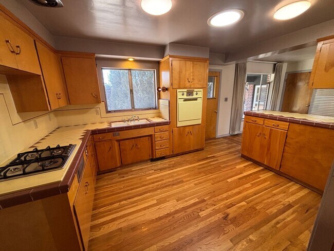Building Photo - Charming Single Family Home in Old Southwe...