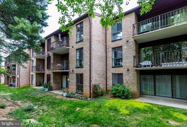 Building Photo - 2068 Royal Fern Ct