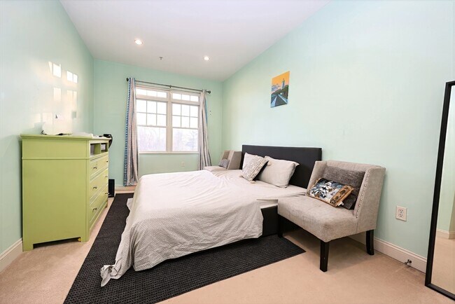 Building Photo - 614 Pond St