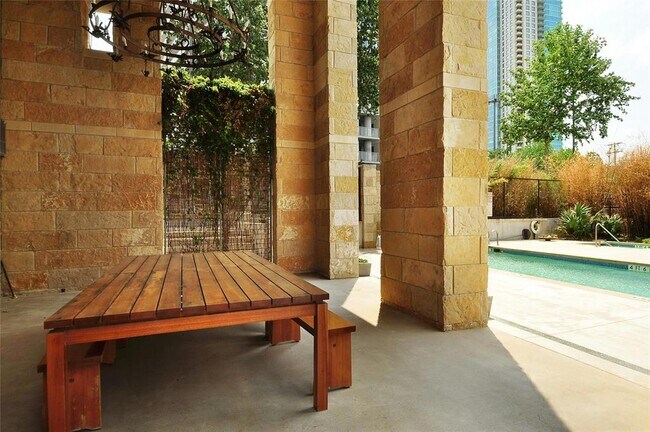 Building Photo - 800 W 5th St