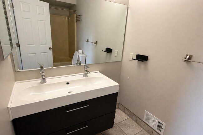 Building Photo - 3496 Burbank Dr