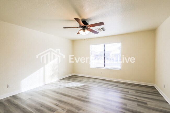 Building Photo - 1462 W Breakwell St