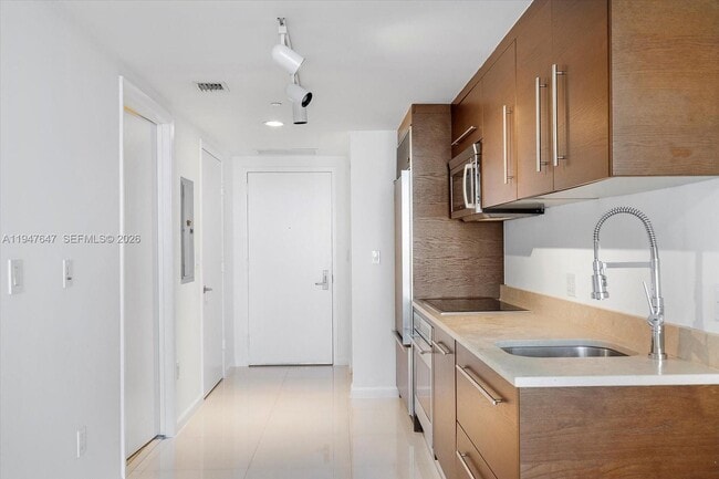 Building Photo - 475 Brickell Ave