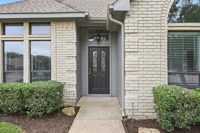 Building Photo - 501 Meadowood Ln