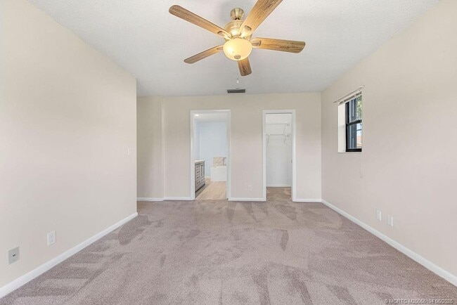 Building Photo - 2386 SW Creekside Dr