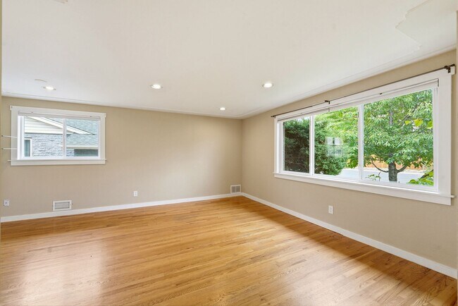Building Photo - 5 bedroom, 3 1/2 bath, home with two master suites and 2 car garage.