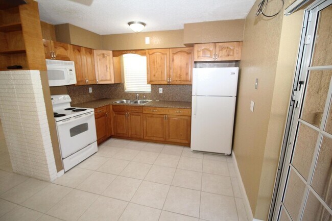 Building Photo - 551 SE 15th St