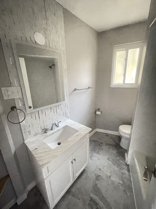 Building Photo - 2 Bedroom 1 bath w/laundry and yard