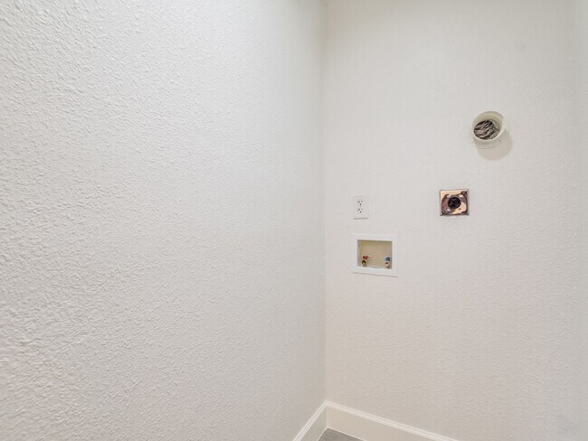 Building Photo - 3816 Southway Dr