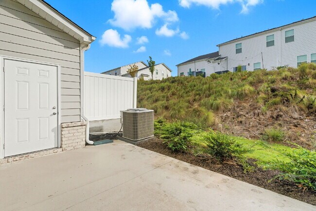 Building Photo - Modern 3 Bedroom, 2.5 Bath Townhome in luxurious Village at Chapel Green! ($2250/mo base rent***)