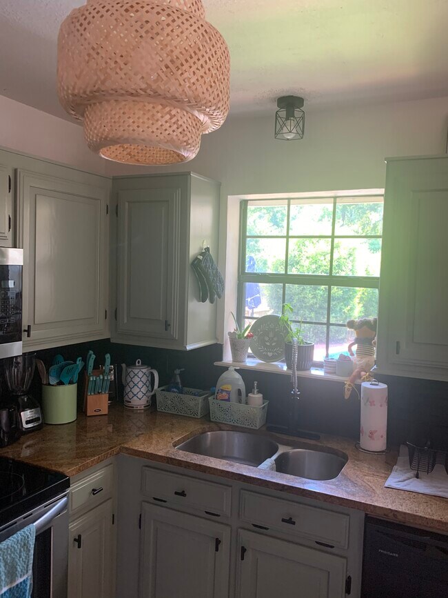 Building Photo - 115 Pearson Ln