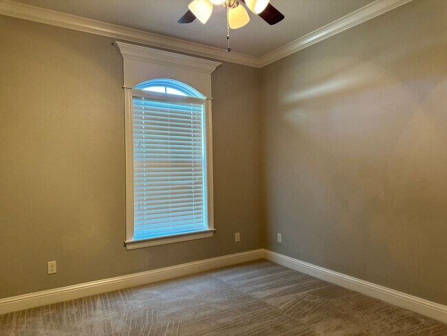 Building Photo - Gated community with community POOL!!!!