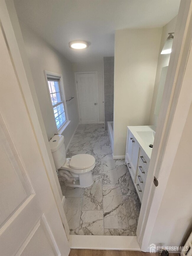 Building Photo - 635 Linden Ave