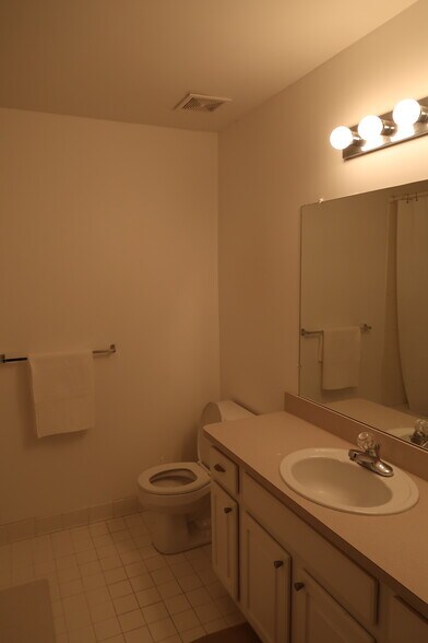 Building Photo - 16468 Radison Dr