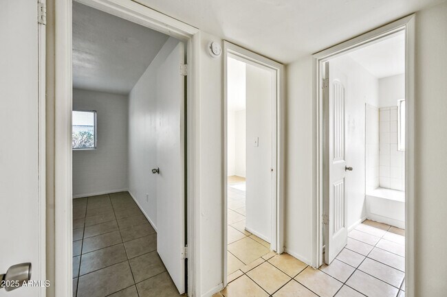 Building Photo - 1710 E Ocotillo Rd