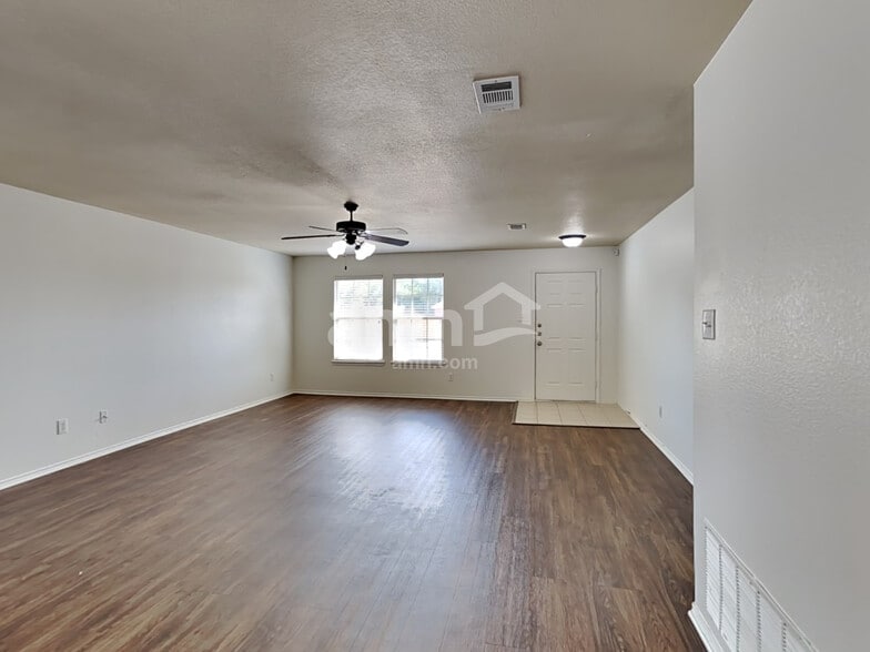 Building Photo - 110 Daisy Dr