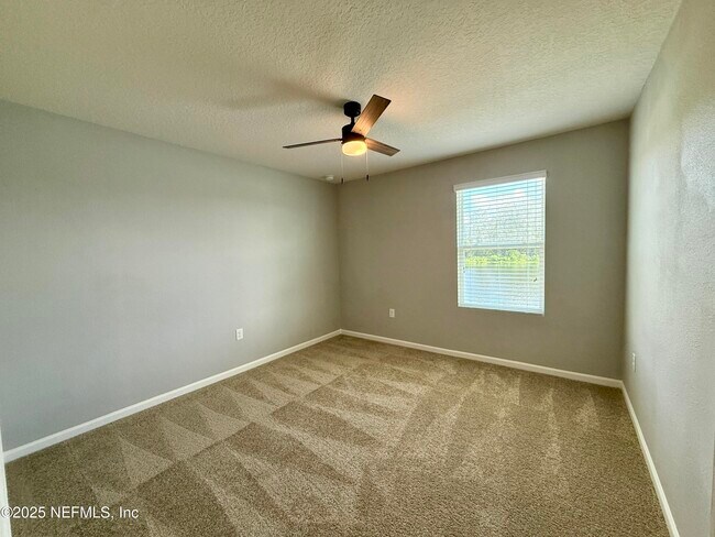 Building Photo - 2200 Pebble Point Dr