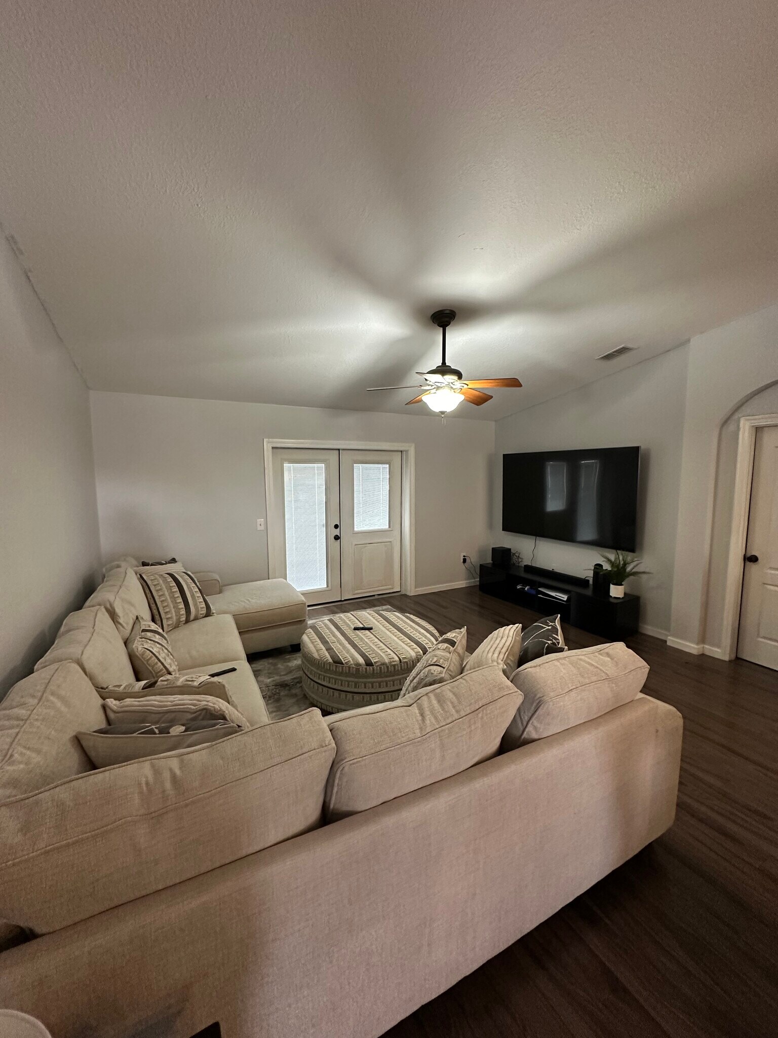 Building Photo - 8426 Greystone Dr