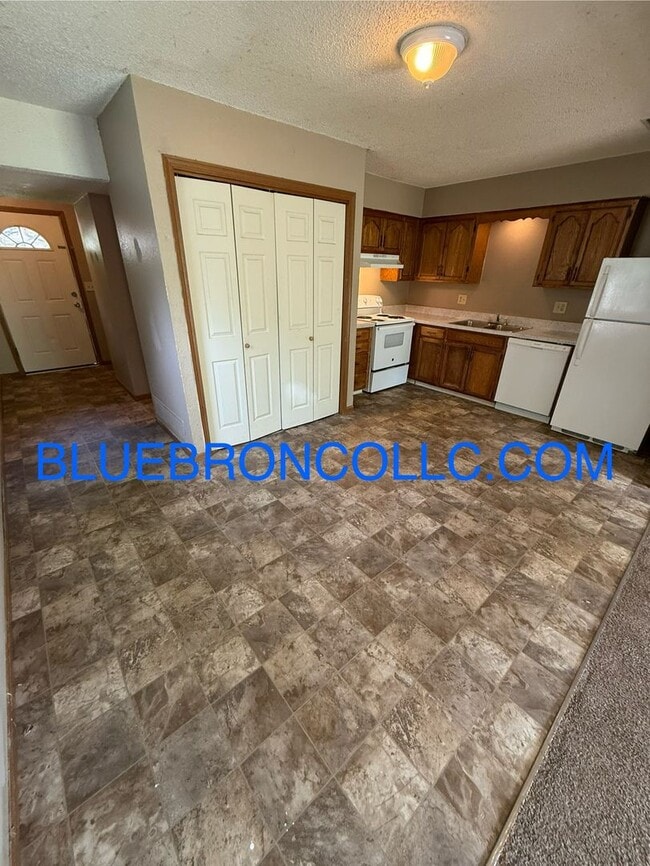 Building Photo - This one will go fast, marvelous 3 bedroom...