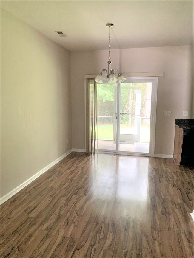 Building Photo - Beautiful town home in Summerville