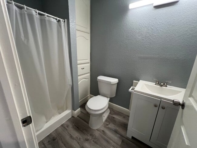 Building Photo - Wheatley Heights Gem