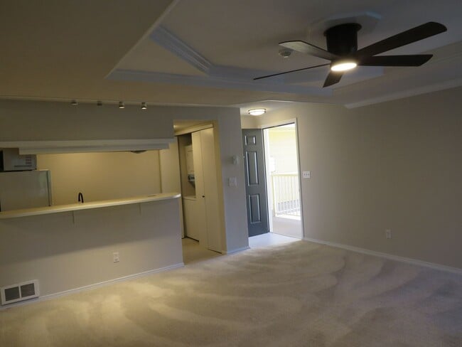 Building Photo - Redmond Downtown Charming 530 sf Studio $ 1695.00 includes parking