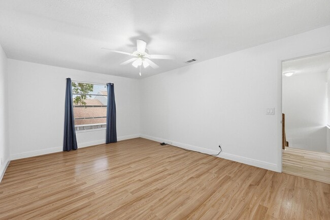 Building Photo - 301 Lakewood Dr