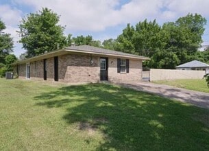Building Photo - Move In Ready with Fenced Yard!